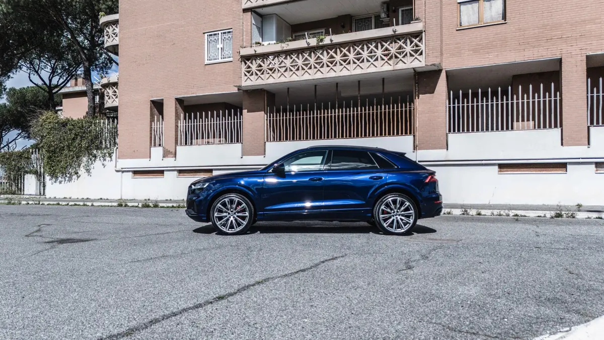 Audi Q8 55 TFSI 2022, front view — Priveo Cars, Europe