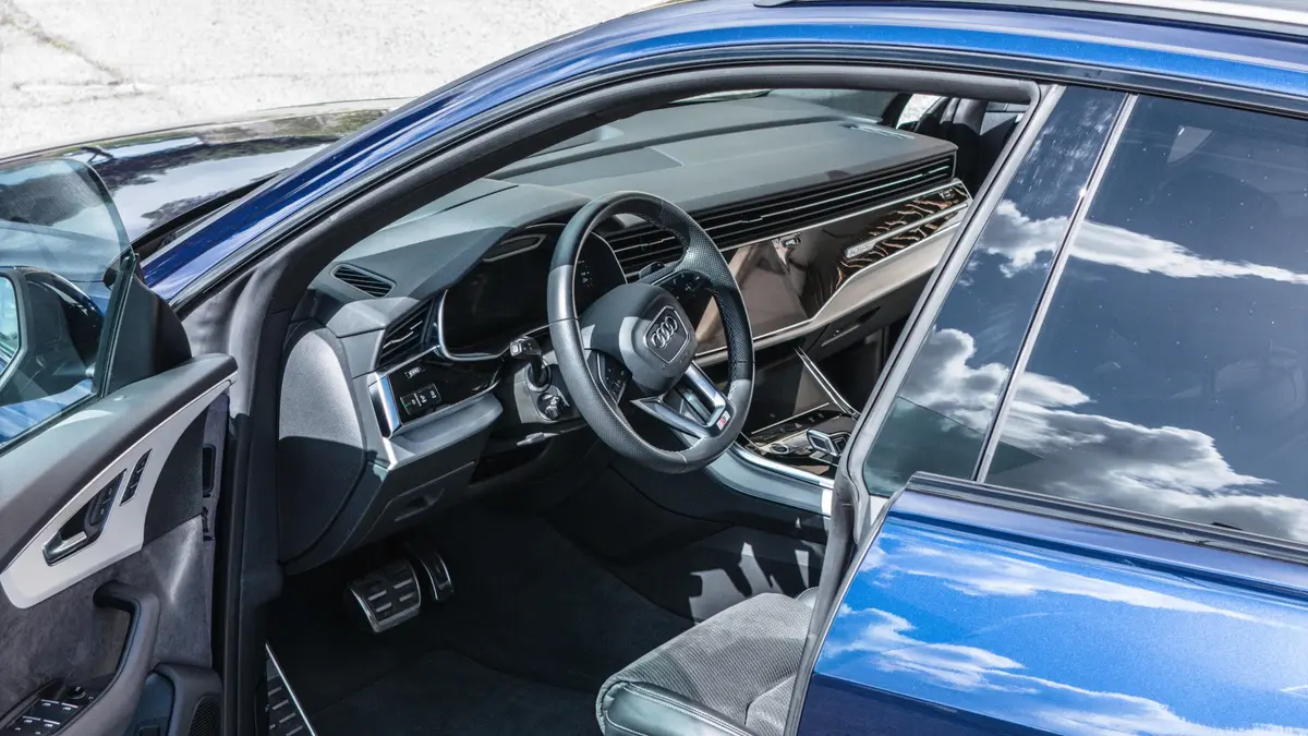 Audi Q8 55 TFSI 2022, interior — Priveo Cars, Europe
