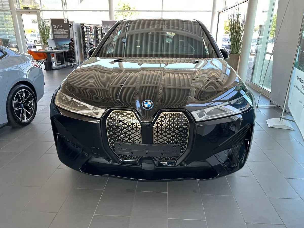 BMW IX M60 2023, front view — Priveo Cars, Europe