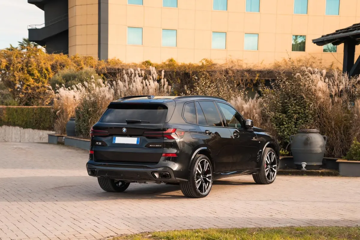 BMW X5 M-pack 30d 2025, front view — Priveo Cars, Europe