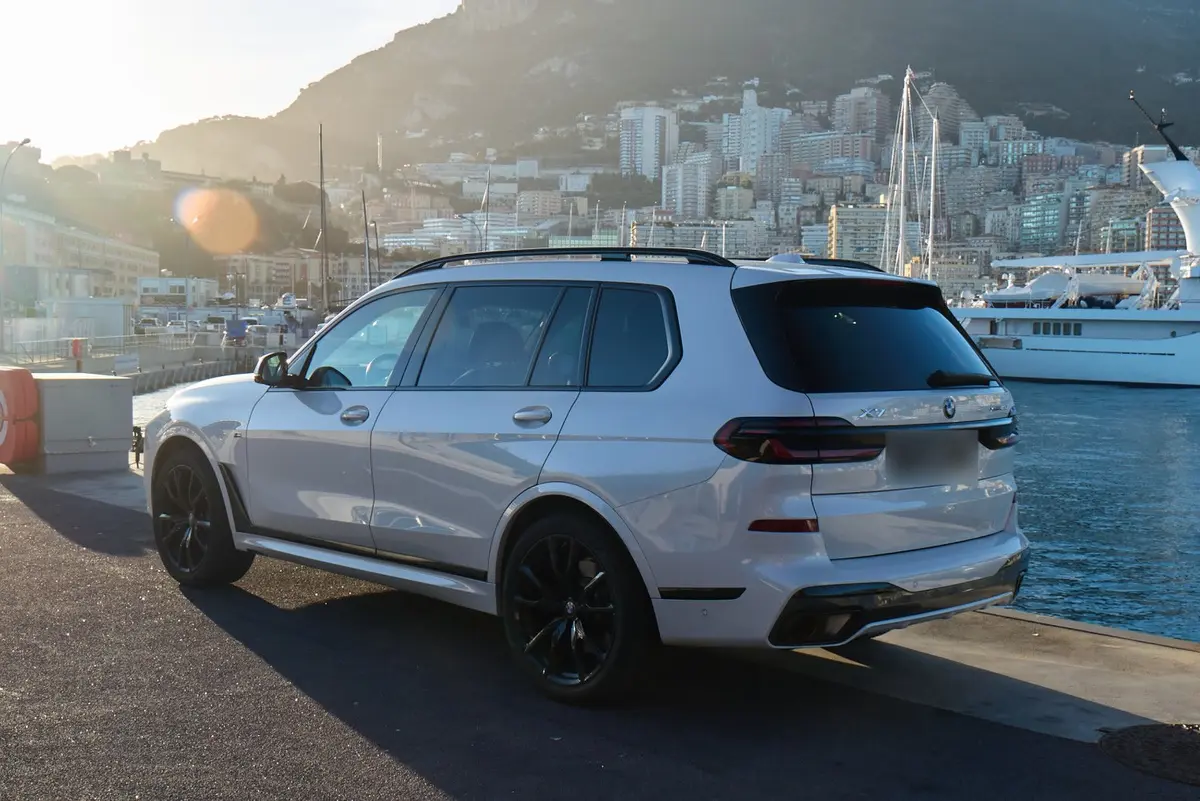 BMW X7 40d M 2024, front view — Priveo Cars, Europe