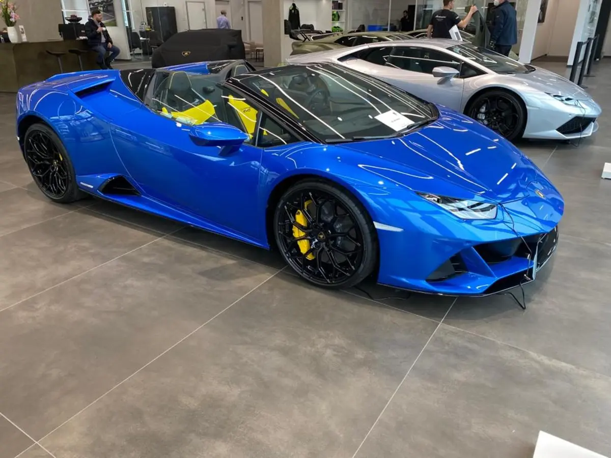 Lamborghini Huracan Evo Spyder 2022, front view — Priveo Cars, Europe