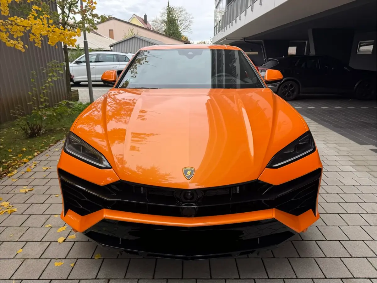 Lamborghini URUS SE 2025, rear view — Priveo Cars, Europe