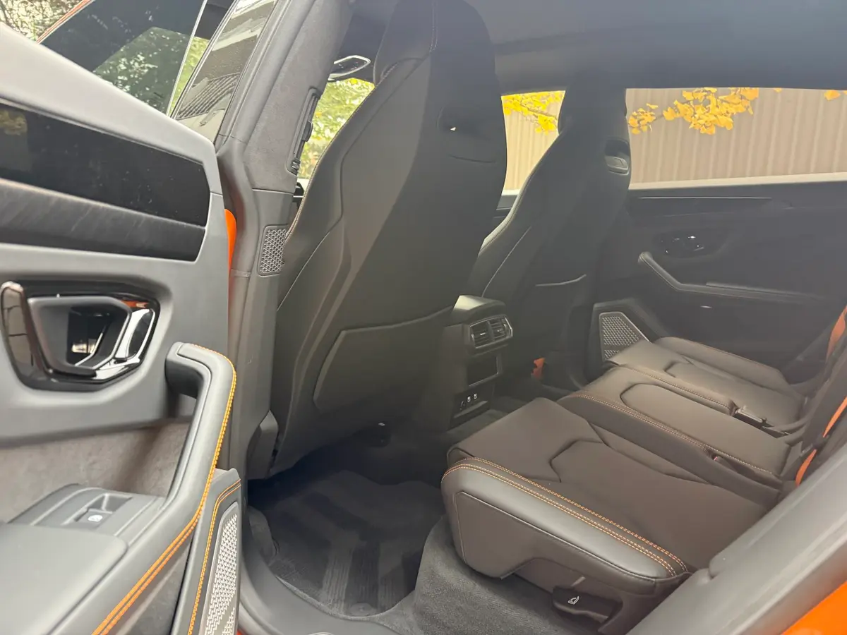 Lamborghini URUS SE 2025, dashboard — Priveo Cars, Europe