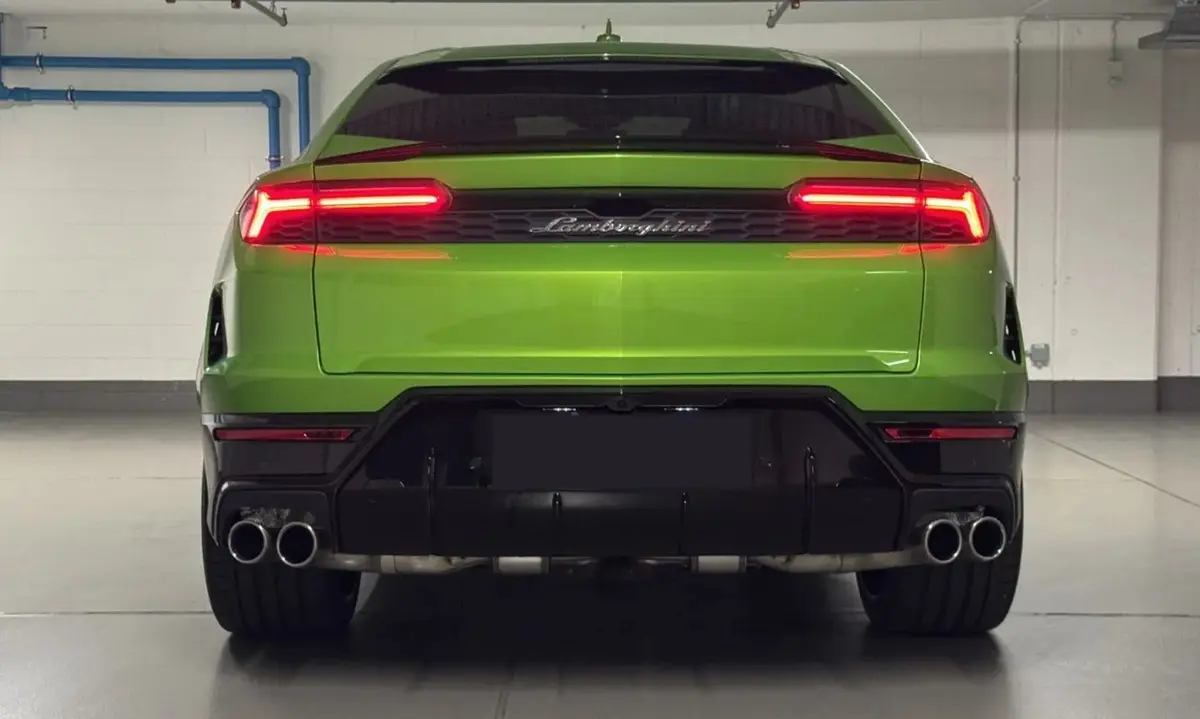 Lamborghini Urus SE 2026, rear view — Priveo Cars, Europe
