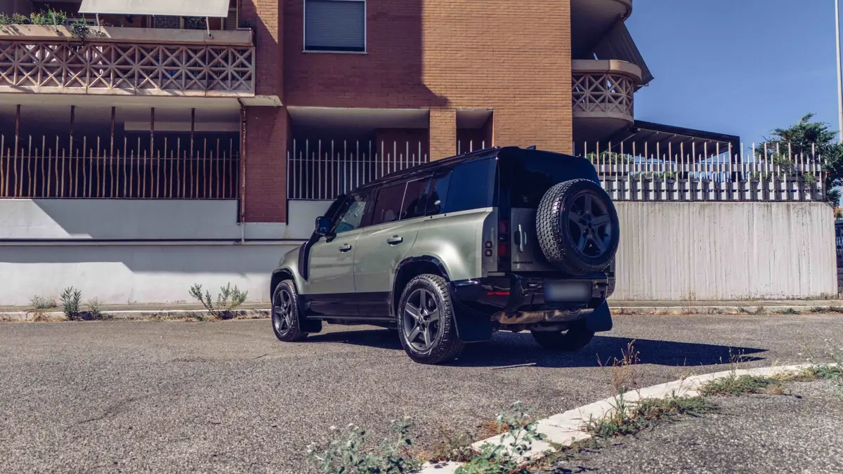 Land Rover Defender X-Dynamic 7 seater 2024, front view — Priveo Cars, Europe