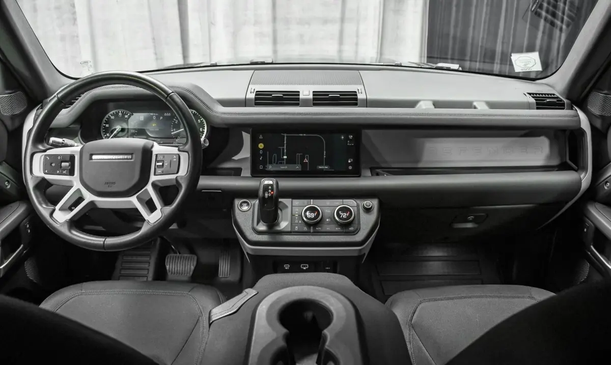 Land Rover Defender X-Dynamic 7 seater 2024, dashboard — Priveo Cars, Europe