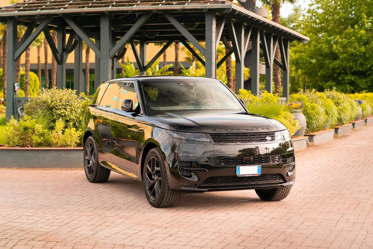 Land Rover Range Rover Sport Dynamic SE 2025, front view — Priveo Cars, Europe