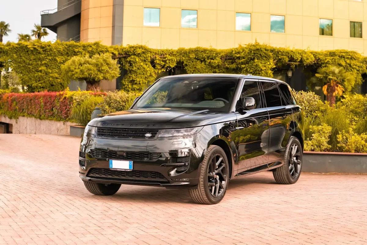 Land Rover Range Rover Sport Dynamic SE 2025, rear view — Priveo Cars, Europe