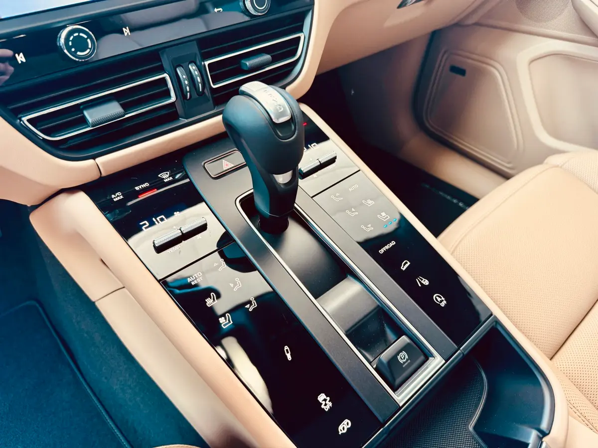 Porsche Macan 2024, interior — Priveo Cars, Europe