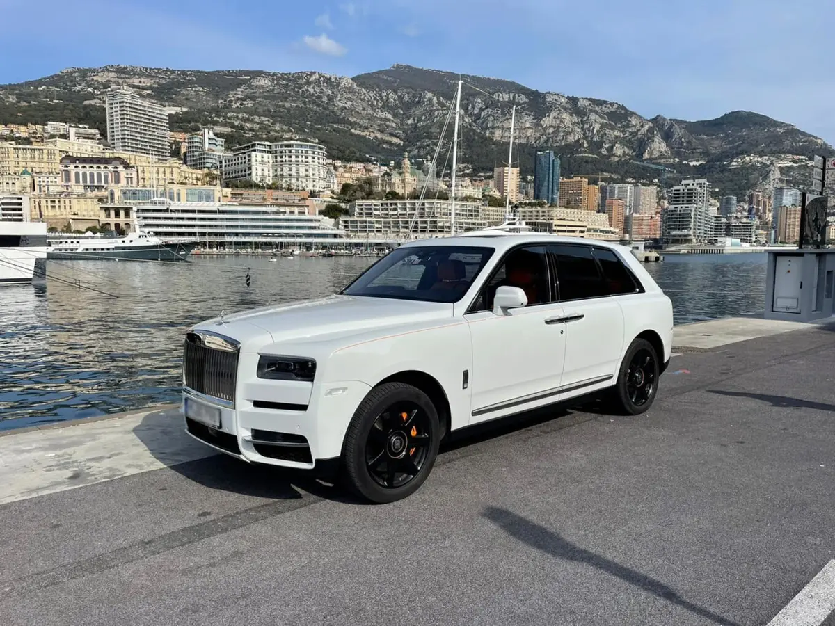 Rolls-Royce Cullinan 2022, rear view — Priveo Cars, Europe