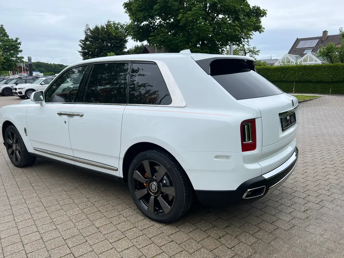 Rolls-Royce Cullinan 2022, side profile — Priveo Cars, Europe