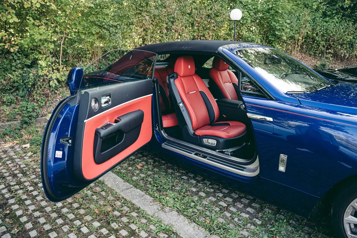 Rolls-Royce Dawn 2022, front view — Priveo Cars, Europe