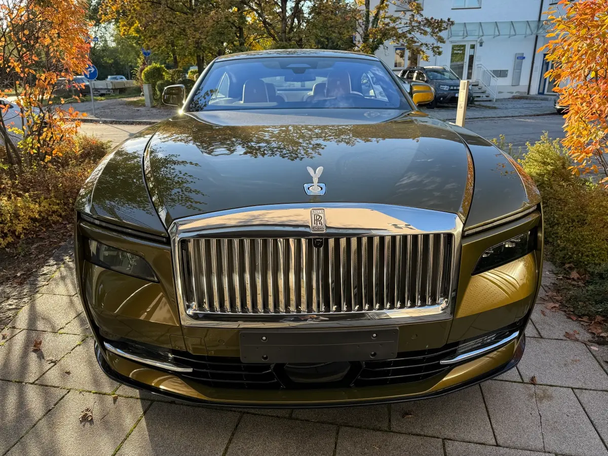 Rolls-Royce Spectre 2024, front view — Priveo Cars, Europe