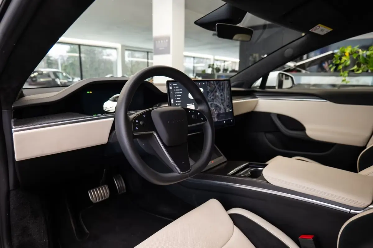 Tesla Model S Plaid 2025, front view — Priveo Cars, Europe
