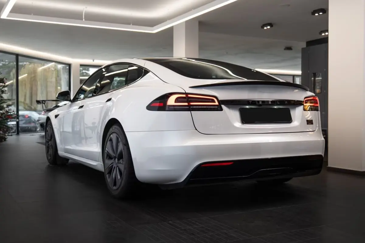 Tesla Model S Plaid 2025, dashboard — Priveo Cars, Europe