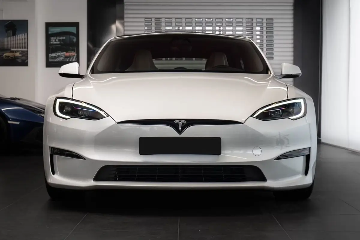 Tesla Model S Plaid 2025, side profile — Priveo Cars, Europe